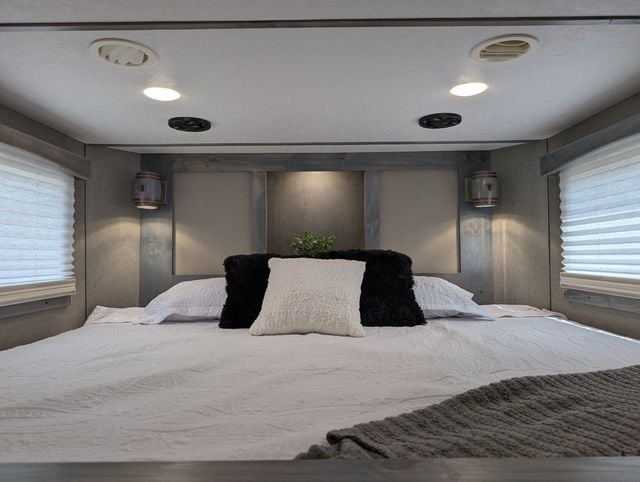 2027 Shadow Apex 3 Horse 14' Living Quarters  - 23065749 - 10
