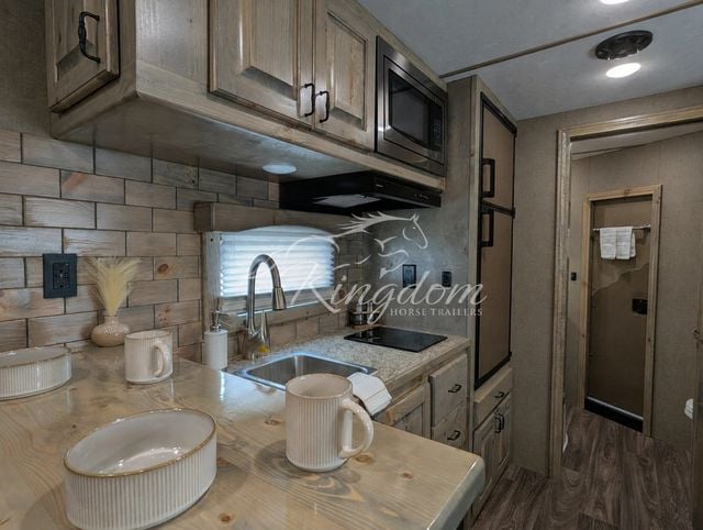 2027 Shadow Apex 4 Horse 14' Living Quarters  - 23058368 - 16