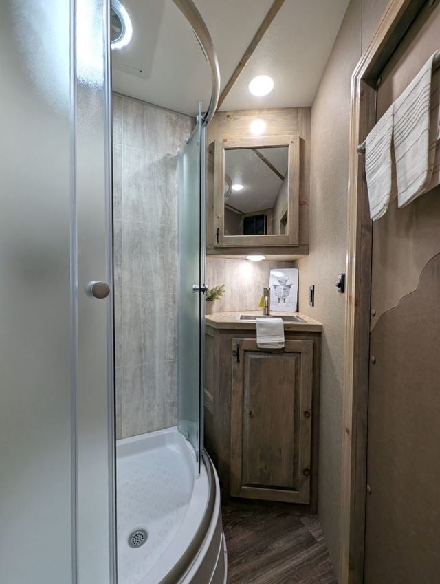 2027 Shadow Apex 4 Horse 14' Living Quarters  - 23058368 - 17