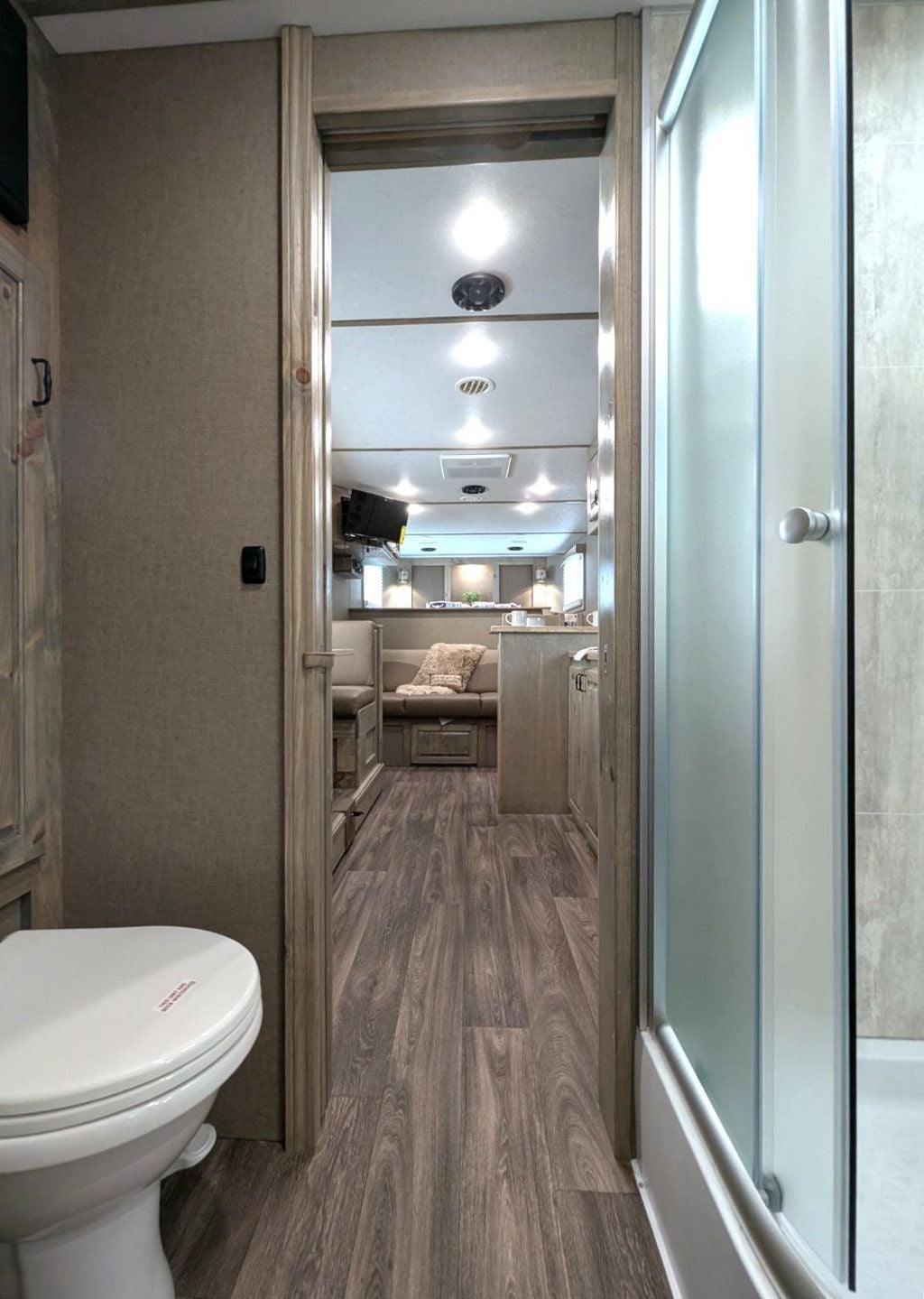 2027 Shadow Apex 4 Horse 14' Living Quarters  - 23058368 - 18