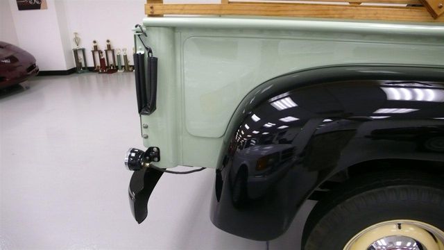 1952 International L-110 SHOW TRUCK - 12296551 - 32