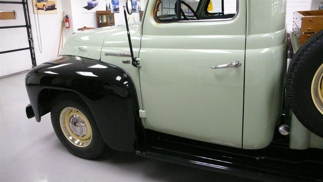 1952 International L-110 SHOW TRUCK - 12296551 - 48