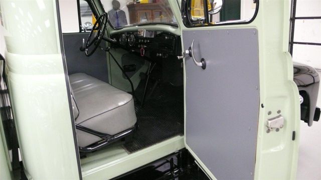 1952 International L-110 SHOW TRUCK - 12296551 - 57