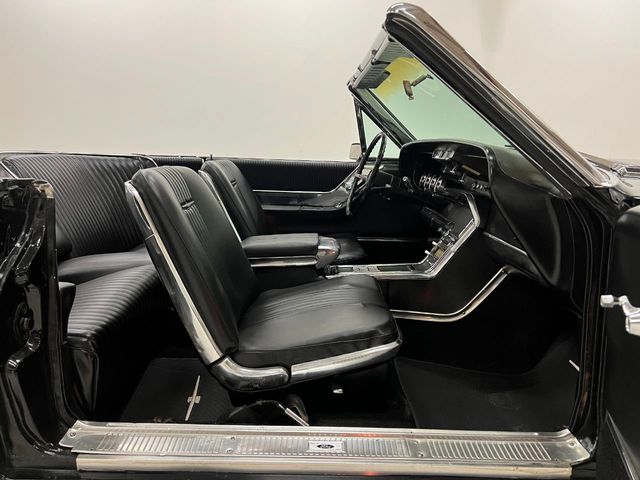 1965 Ford ThunderBird  - 22130061 - 64