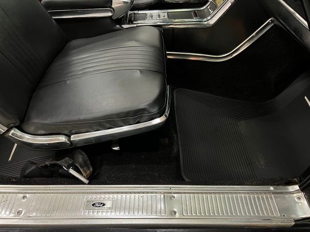 1965 Ford ThunderBird  - 22130061 - 65