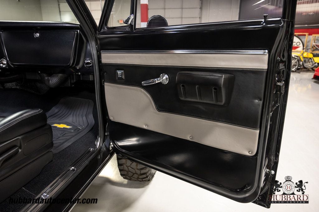 1970 Chevrolet Suburban  - 22977504 - 21