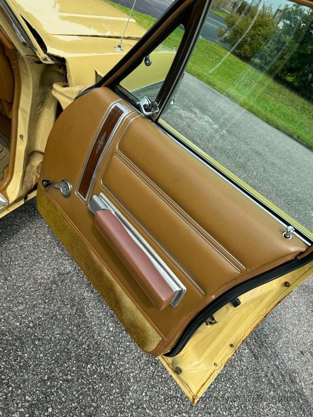 1973 Chrysler Town & Country For Sale  - 22887372 - 9