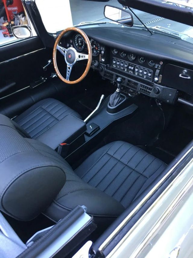 1974 Jaguar XKE 1974 Jaguar XKE ROADSTER Beautifully Restored! - 21347967 - 42