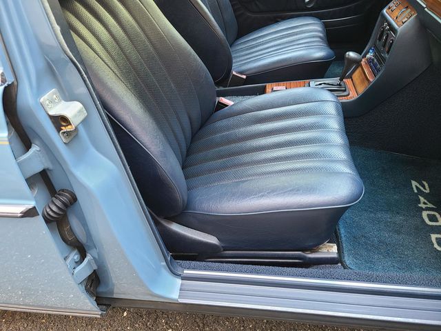 1981 Mercedes-Benz 240 Base Trim - 20226170 - 11