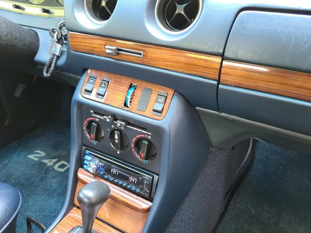 1981 Mercedes-Benz 240 Base Trim - 20226170 - 17