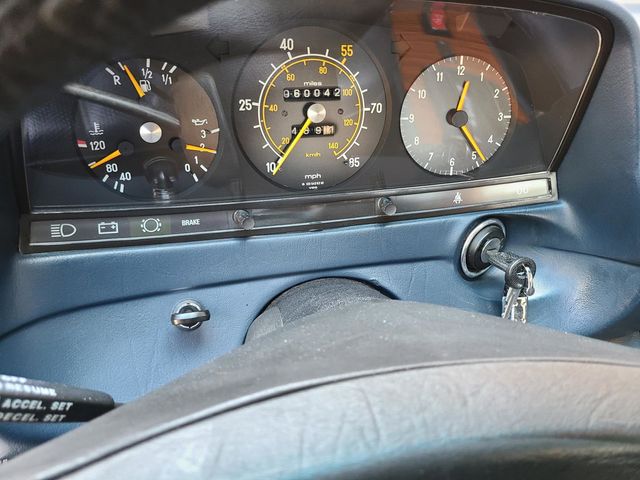 1981 Mercedes-Benz 240 Base Trim - 20226170 - 28