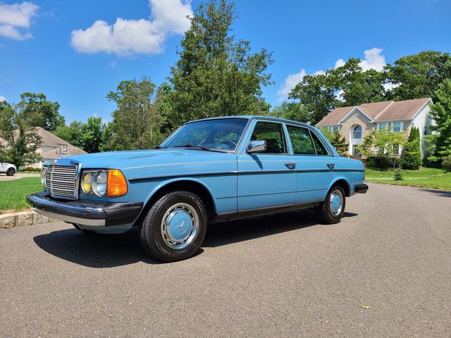 1981 Mercedes-Benz 240 Base Trim - 20226170 - 4