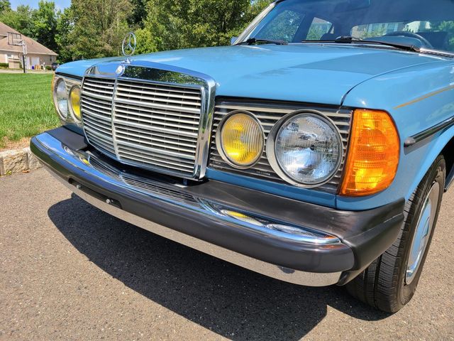 1981 Mercedes-Benz 240 Base Trim - 20226170 - 5
