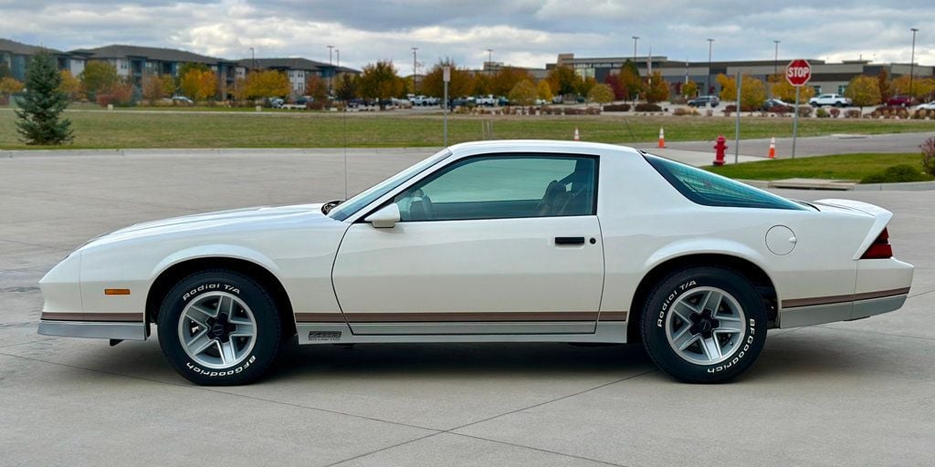 1984 Chevrolet Camaro 1984 CHEVROLET 5.0 H.O. 5-SPD CAMARO Z28 - LIKE NEW! - 22654692 - 1