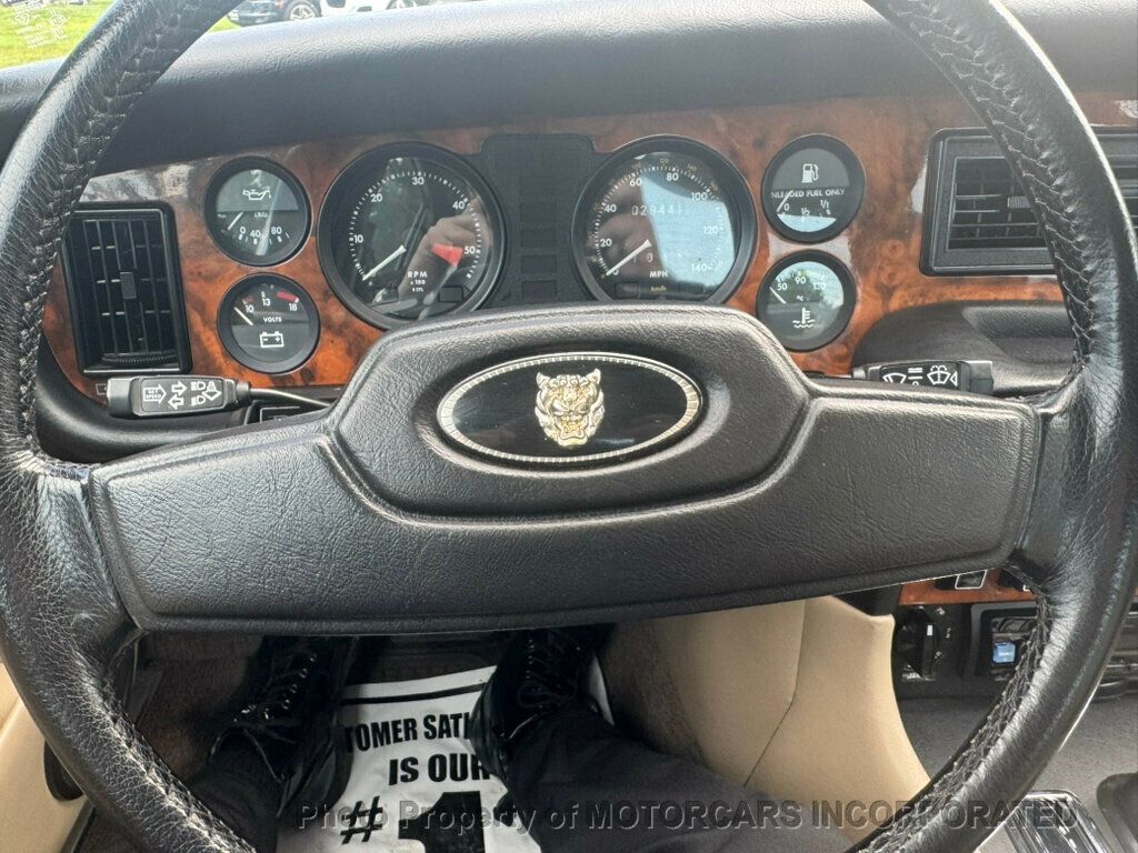 1985 Jaguar XJ Vanden Plas photo 21