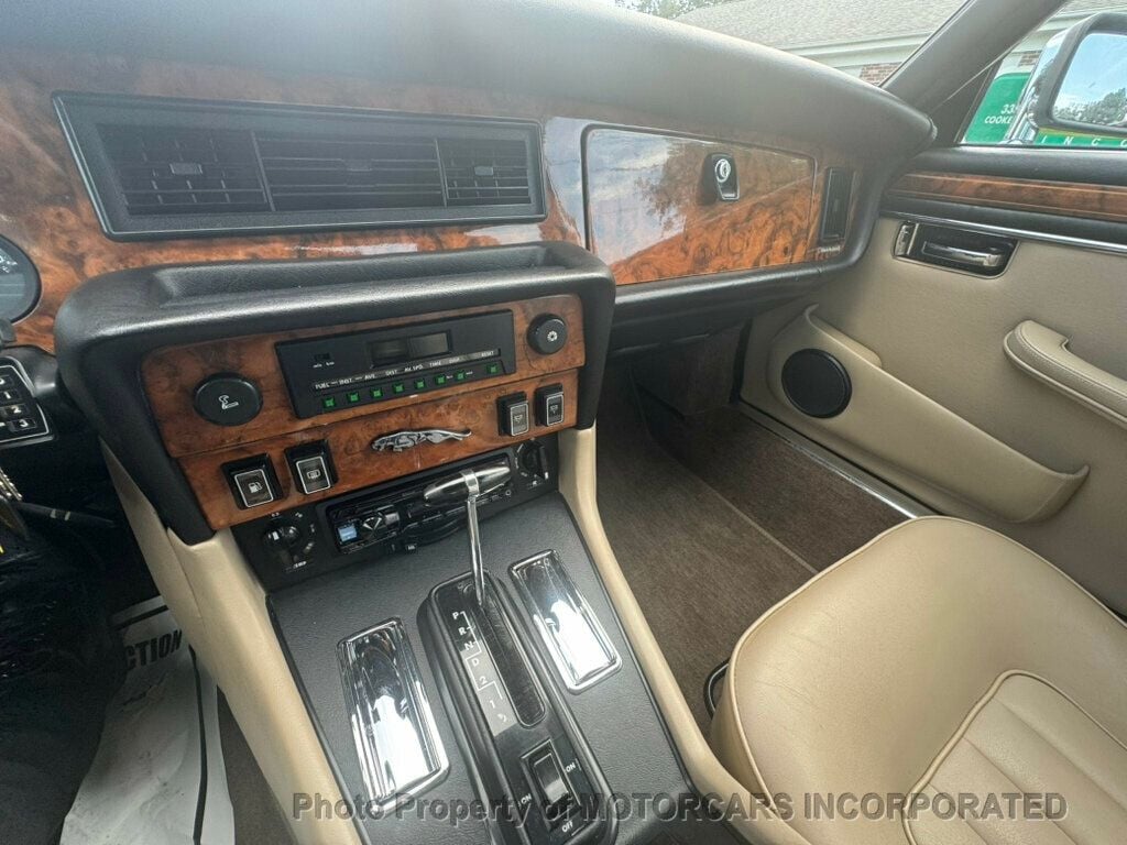 1985 Jaguar XJ Vanden Plas photo 25