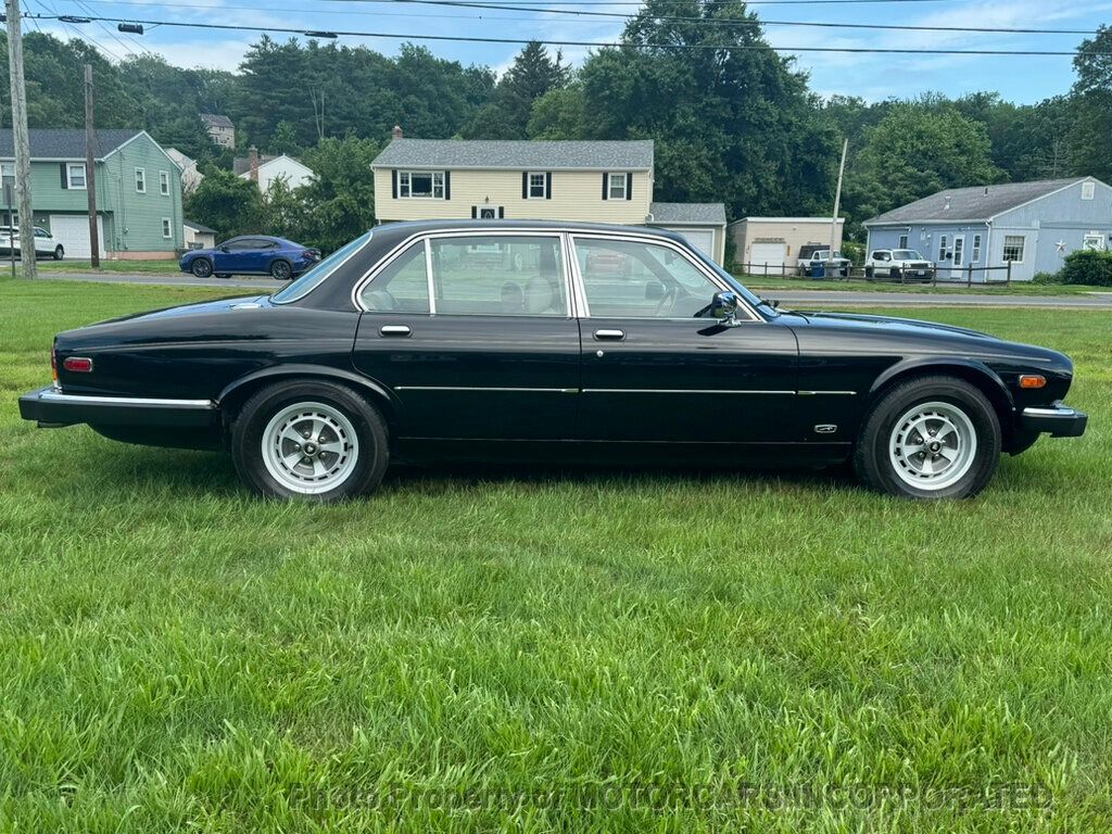 1985 Jaguar XJ Vanden Plas photo 34