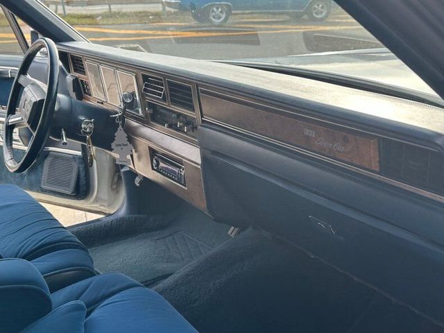 1986 Lincoln Town Car 4dr Sedan - 22228448 - 46