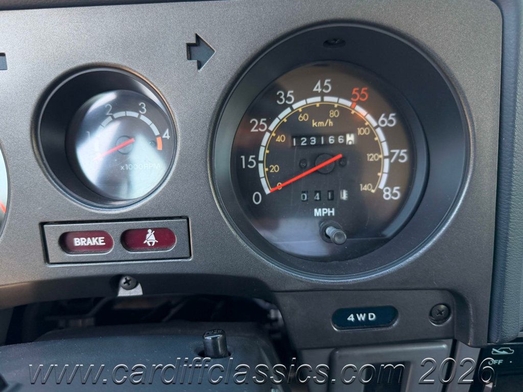 1986 Toyota Land Cruiser FJ60  - 23031229 - 16