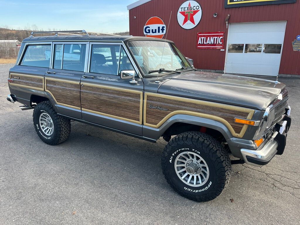 1989 Jeep Grand Wagoneer Base photo 2