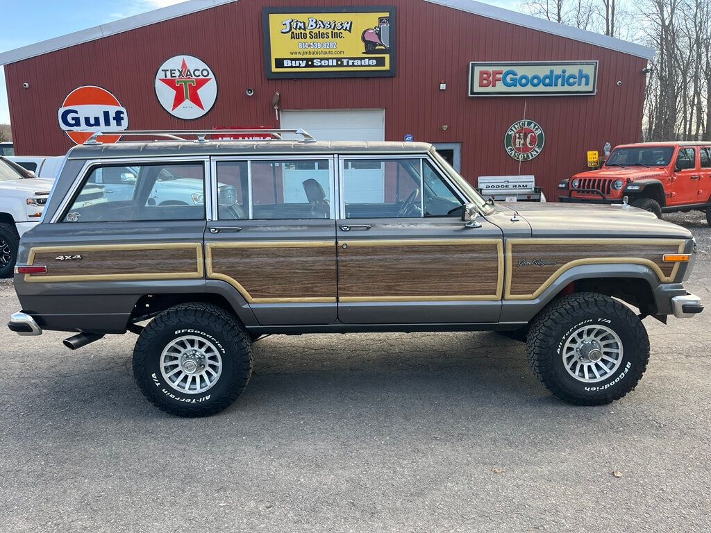1989 Jeep Grand Wagoneer Base photo 3