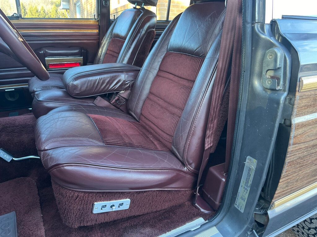 1989 Jeep Grand Wagoneer Base photo 48