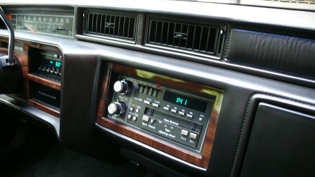 1990 Cadillac DeVille 4dr Sedan - 16493072 - 37