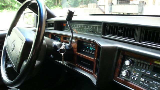 1990 Cadillac DeVille 4dr Sedan - 16493072 - 38