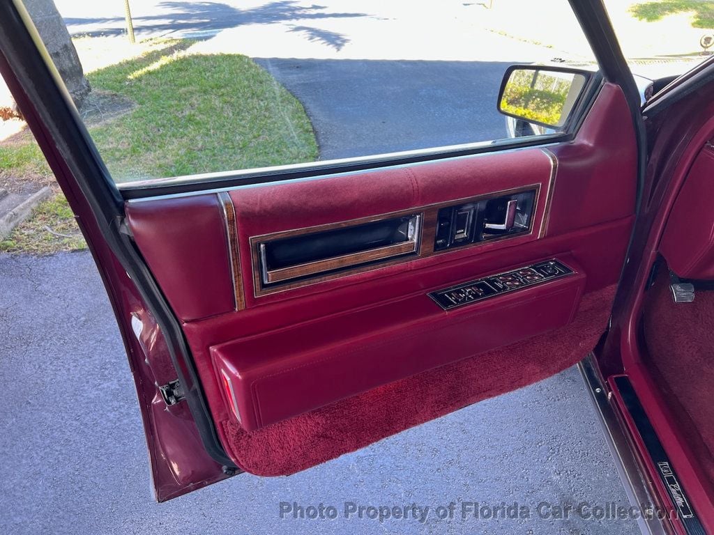 1990 Cadillac DeVille Sedan Gold Edition Landau - 22702789 - 28