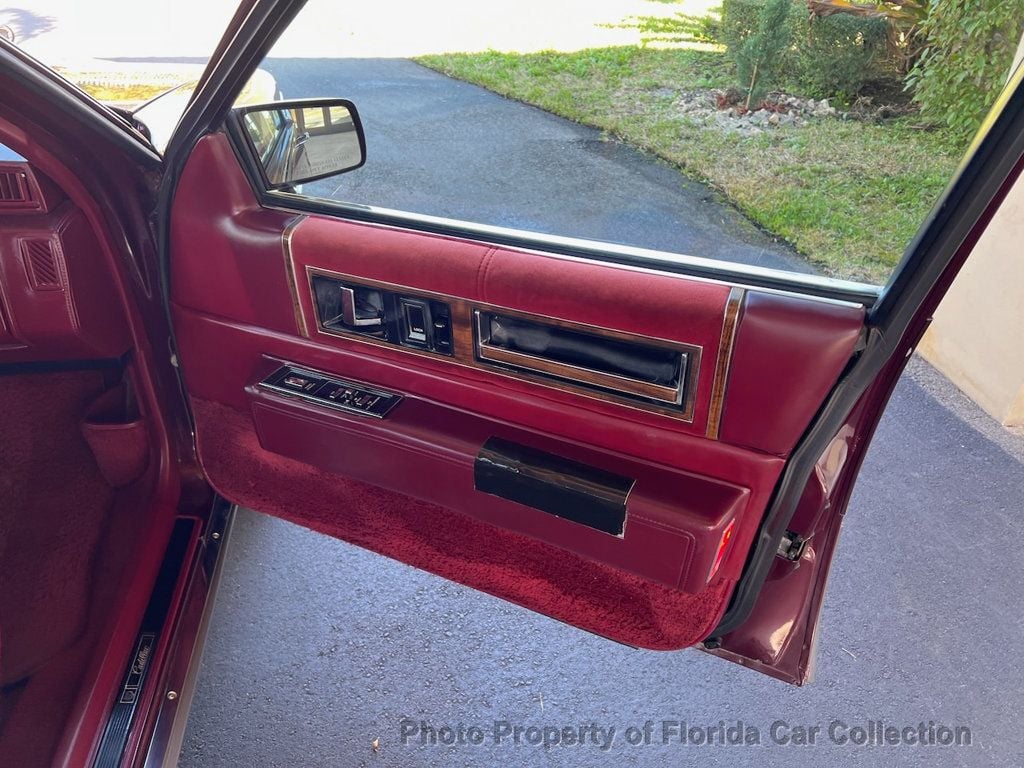 1990 Cadillac DeVille Sedan Gold Edition Landau - 22702789 - 29