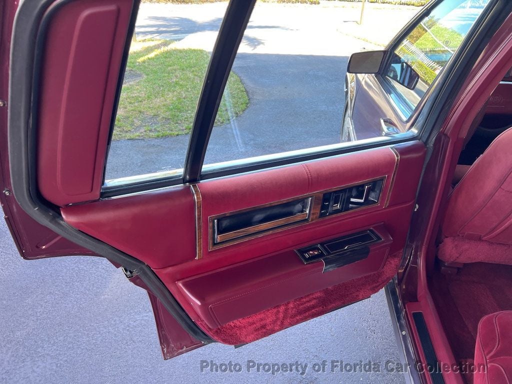 1990 Cadillac DeVille Sedan Gold Edition Landau - 22702789 - 30