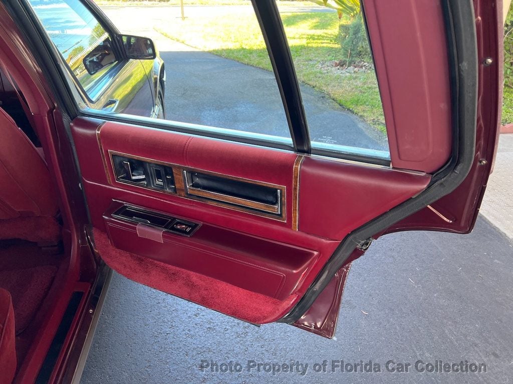 1990 Cadillac DeVille Sedan Gold Edition Landau - 22702789 - 31