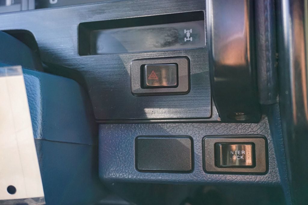 1990 Nissan Hardbody 4WD *5-Speed Manual* *XE Regular Cab w/ 4WD* *West-Coast Truck* - 22941015 - 25