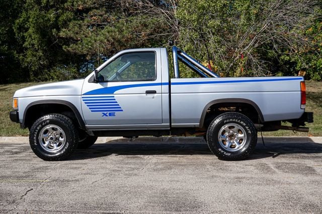 1990 Nissan Hardbody 4WD *5-Speed Manual* *XE Regular Cab w/ 4WD* *West-Coast Truck* - 22941015 - 32