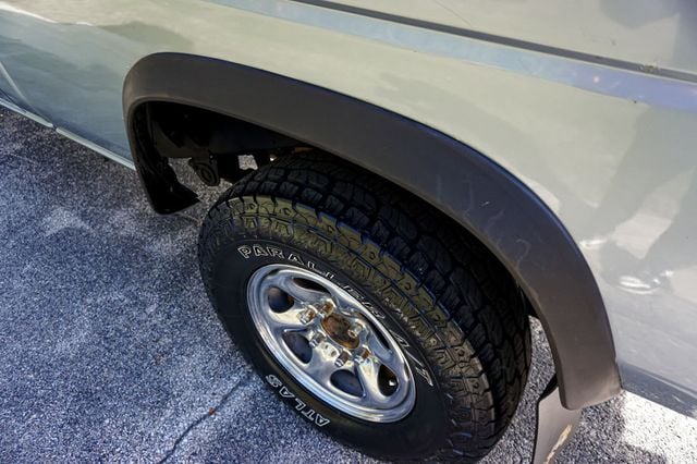 1990 Nissan Hardbody 4WD *5-Speed Manual* *XE Regular Cab w/ 4WD* *West-Coast Truck* - 22941015 - 70