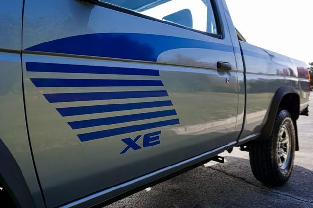 1990 Nissan Hardbody 4WD *5-Speed Manual* *XE Regular Cab w/ 4WD* *West-Coast Truck* - 22941015 - 80