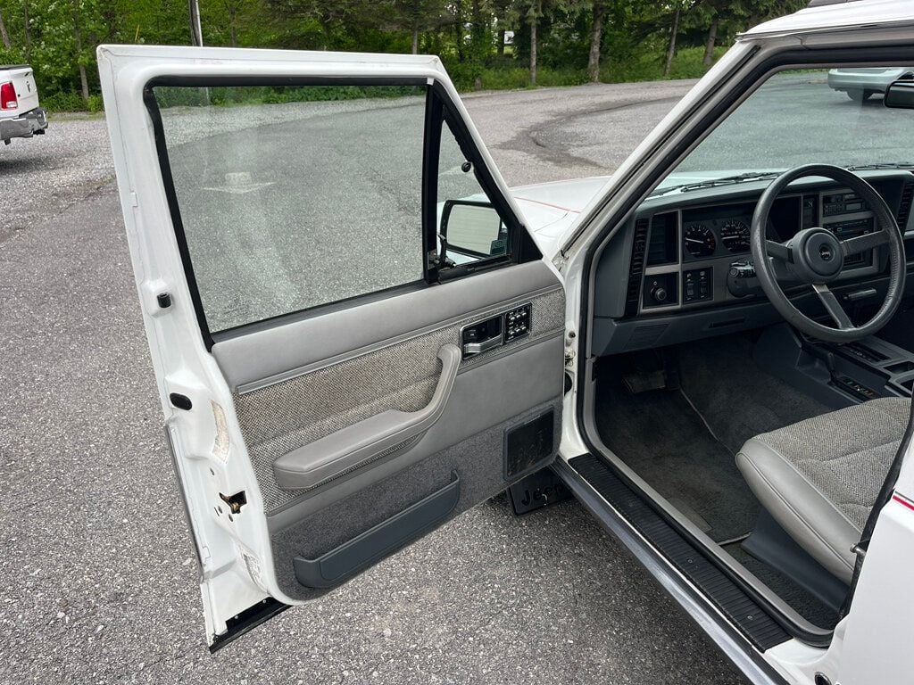 1991 Jeep Cherokee Classic 1-Owner Cherokee Laredo 4x4 XJ Box Cherokee - 23019556 - 37