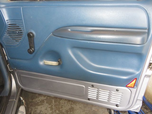 1994 Ford Bronco BRONCO 4X4 XL EXTRA  CLEAN 5.0 NEW PAINT NEW  TIRES  - 22813077 - 23