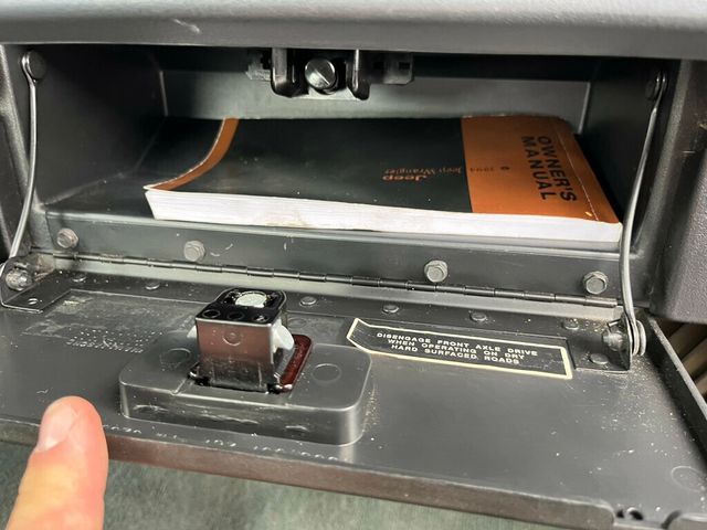 1994 Jeep Wrangler Sahara 4.0L Automatic Hardtop with A/C  - 22834038 - 30