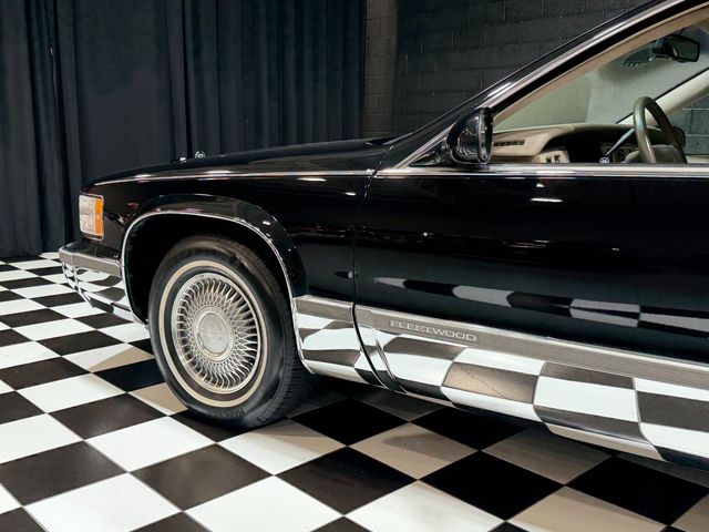 1995 Cadillac Fleetwood 4dr Sedan - 23069286 - 28