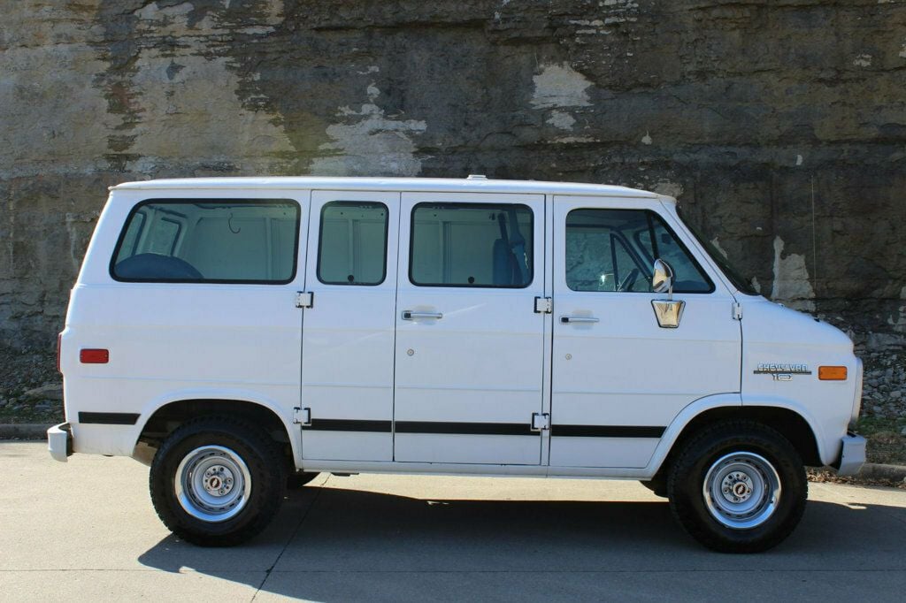 1995 Chevrolet Chevy Van G10 110" WB - 22760975 - 1