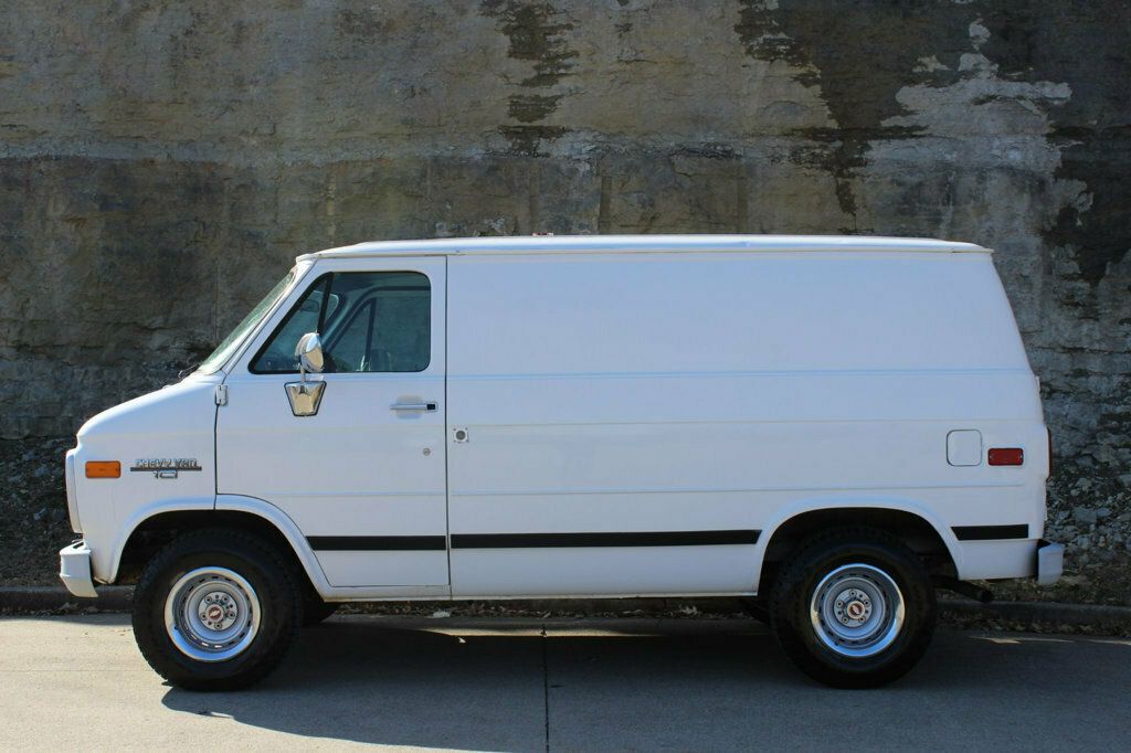 1995 Chevrolet Chevy Van G10 110" WB - 22760975 - 2