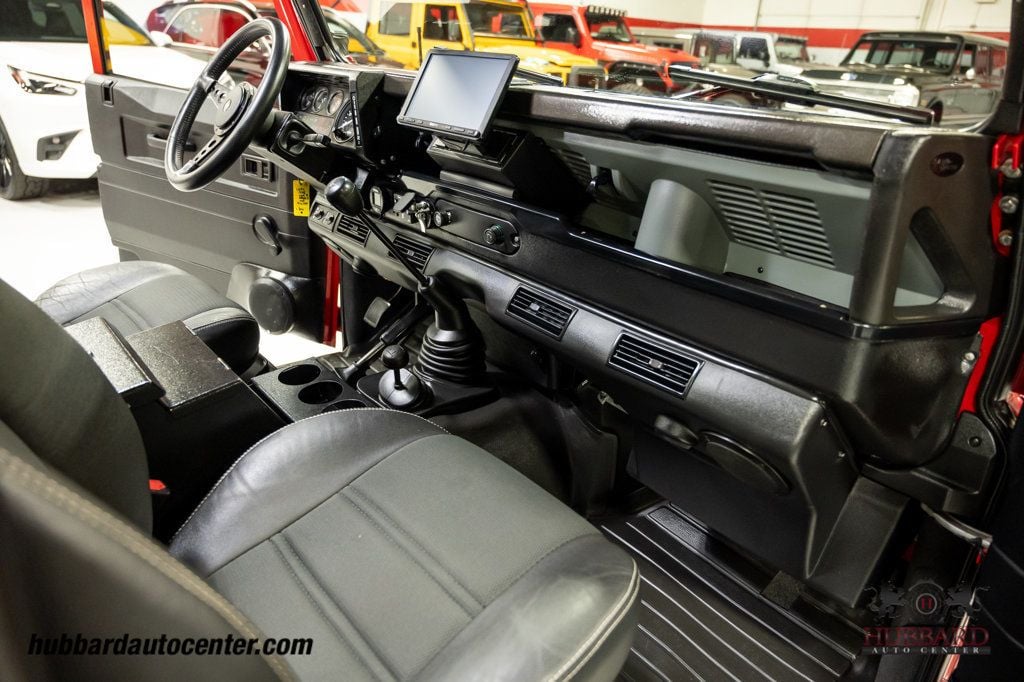 1995 Land Rover Defender 110  - 23025060 - 74
