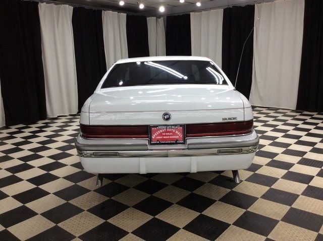 1996 Buick Roadmaster 4dr Sedan Limited Collectors Edition - 22945191 - 4