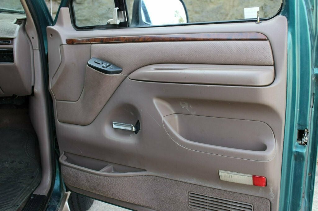 1996 Ford Bronco 105" WB Eddie Bauer - 22777549 - 28