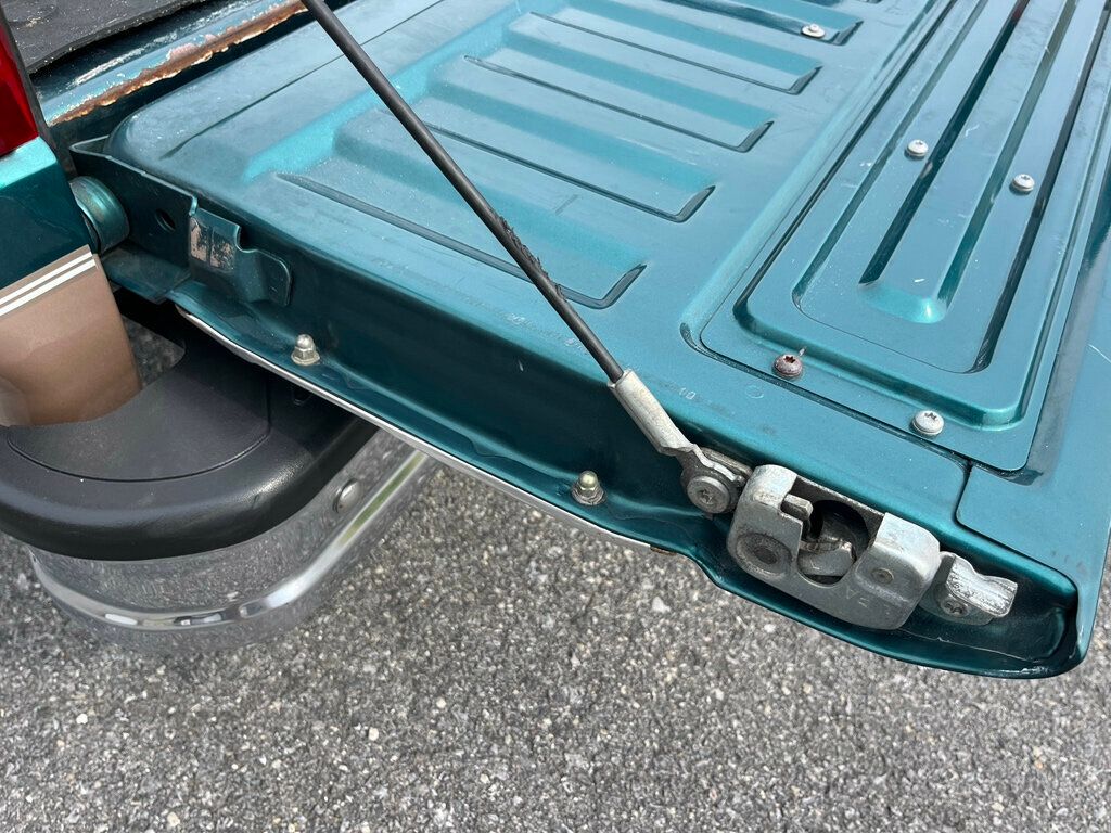 1996 Ford F-150 Final Year OBS Rare Build 300ci 5-speed manual Bench Seat - 23032181 - 24