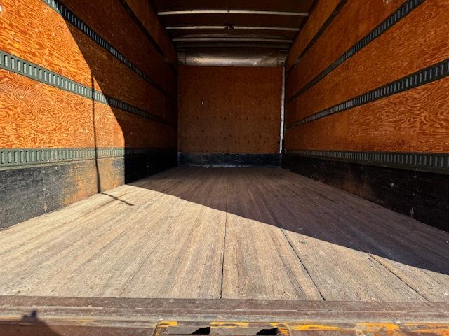 1997 Isuzu FTR 18 FOOT BOX TRUCK WITH LIFTGATE NON CDL MULTIPLE USES - 22237792 - 40