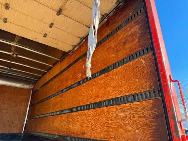 1997 Isuzu FTR 18 FOOT BOX TRUCK WITH LIFTGATE NON CDL MULTIPLE USES - 22237792 - 42