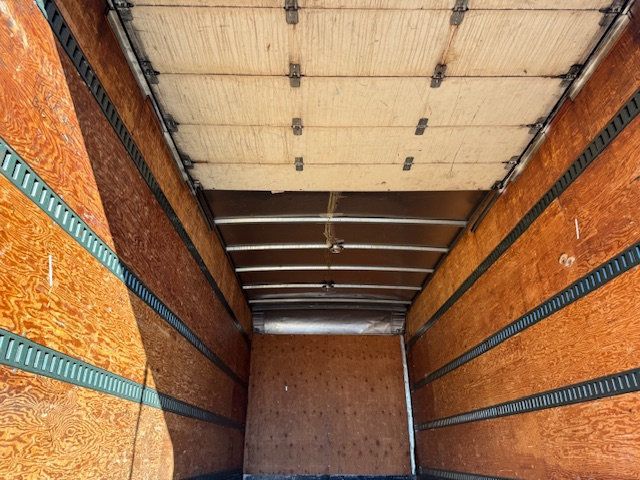 1997 Isuzu FTR 18 FOOT BOX TRUCK WITH LIFTGATE NON CDL MULTIPLE USES - 22237792 - 44