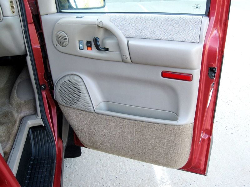 1999 Gmc Safari Passenger photo 25
